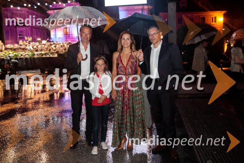  Tomislav Čizmić, direktor uprave, Mercator d. d.;  ... ;  Aleksandra  Balmazović, igralka;  ... Ana Netrebko in Jusif Ejvazov, koncert opernih arij, 68. Ljubljana Festivala