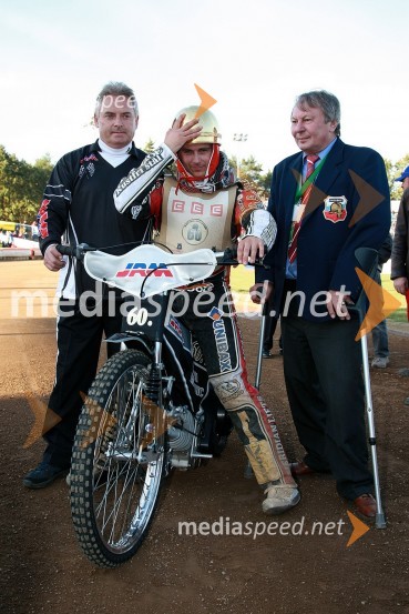 Štarter, Hans N. Andersen, Danska in Evzen Erban, predsednik AMK Zlata Prilba, Pardubice in direktor JRM-Jawa MotorsSPEEDWAY, 60. Zlata čelada