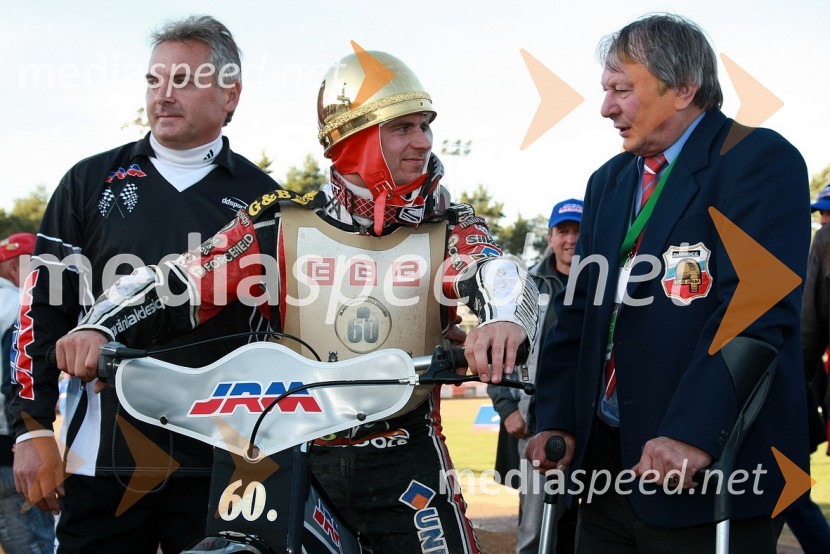 Štarter, Hans N. Andersen, Danska in Evzen Erban, predsednik AMK Zlata Prilba, Pardubice in direktor JRM-Jawa MotorsSPEEDWAY, 60. Zlata čelada