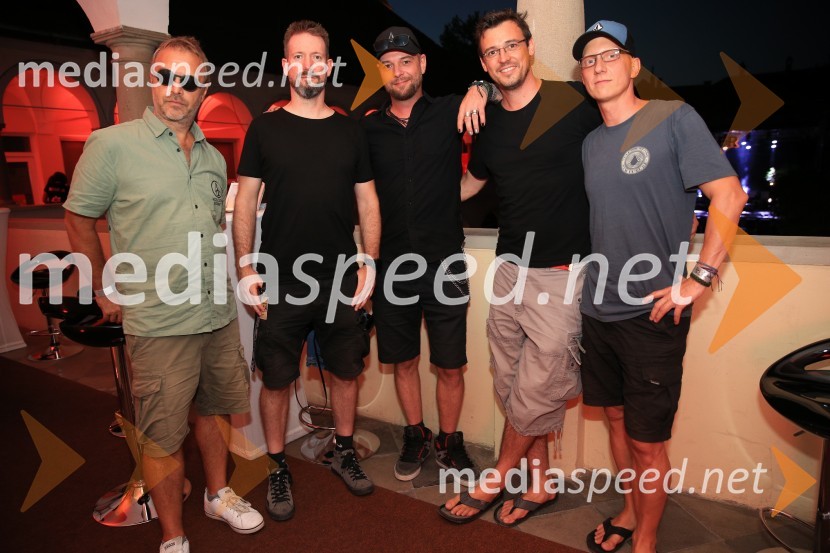  Jani Hace, glasbenik;  ... ;  Tomi Meglič, glasbenik, pevec skupine Siddharta;  Boštjan Meglič, glasbenik, član skupine Siddharta;  Primož  Benko, glasbenik, član skupine SiddhartaSiddharta, Leonart in petkovo dogajanje, Festival Lent 2020