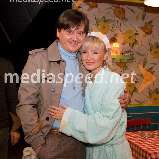 Brane Šturbej, v nanizanki nastopa kot Bine in Daniela, hrvaška pevka, v nanizanki nastopa kot natakarica MojcaSnemanje oddaje Brat bratu