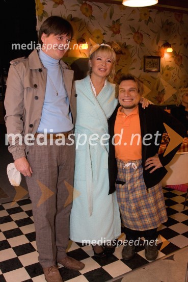 Brane Šturbej, v nanizanki nastopa kot Bine in Daniela, hrvaška pevka, v nanizanki nastopa kot natakarica Mojca in Jaka Fon, kot šef bara, MedoSnemanje oddaje Brat bratu