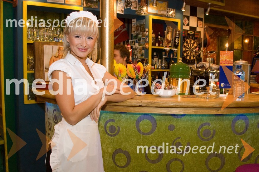 Daniela, hrvaška pevka, v nanizanki nastopa kot natakarica MojcaSnemanje oddaje Brat bratu