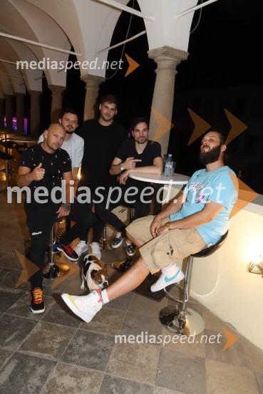  Anže Metod Breskvar, Muzičari;  Žan Hauptman, Muzičari;  Nace  Jordan, Muzičari;  Vid Turica, Muzičari;  Marko Kocjan - Emkej, glasbenikDimek in Davor Klarič, Emkej, Muzičari, Bojan Emeršič in nedeljsko dogajanje, Festival Lent 2020