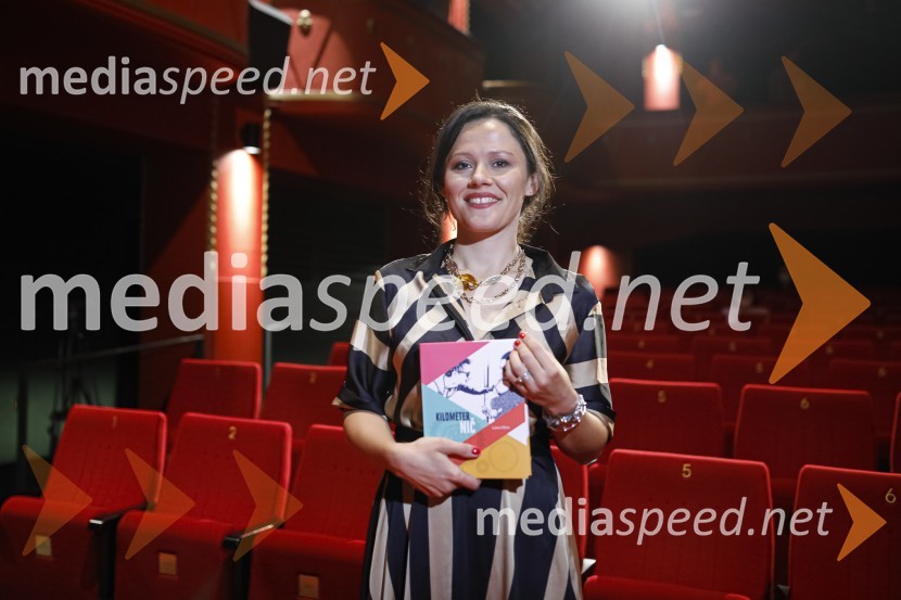  Lora Klinc, dekle Primoža RogličaPredpremiera dokumentarnega filma Moja pot na dirko po Franciji in predstavitev knjige Kilometer nič