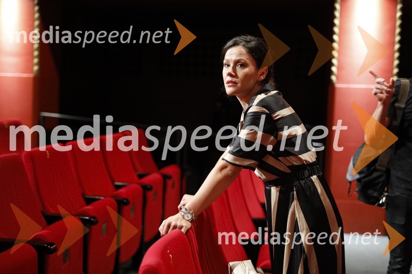  Lora Klinc, dekle Primoža RogličaPredpremiera dokumentarnega filma Moja pot na dirko po Franciji in predstavitev knjige Kilometer nič