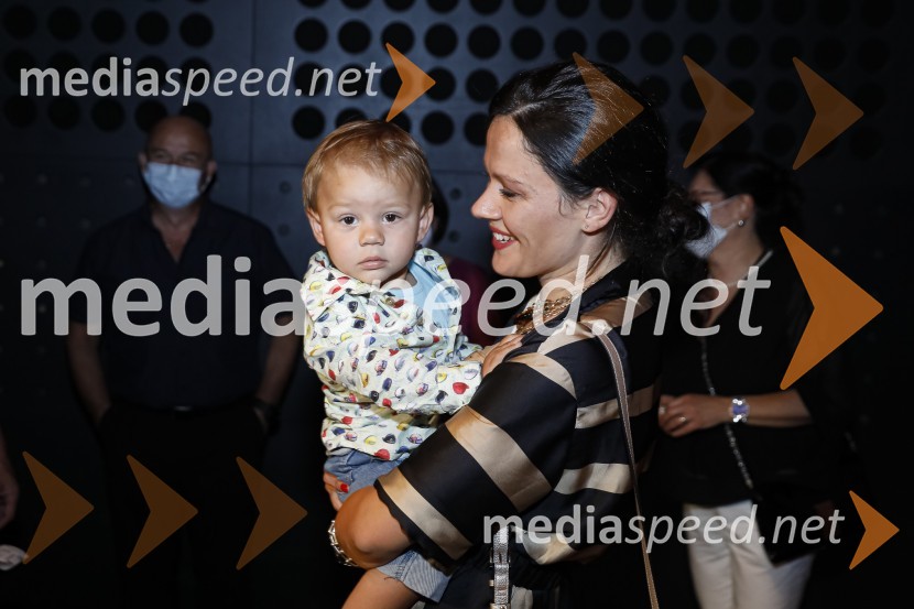  Lev Roglič;  Lora Klinc, dekle Primoža RogličaPredpremiera dokumentarnega filma Moja pot na dirko po Franciji in predstavitev knjige Kilometer nič