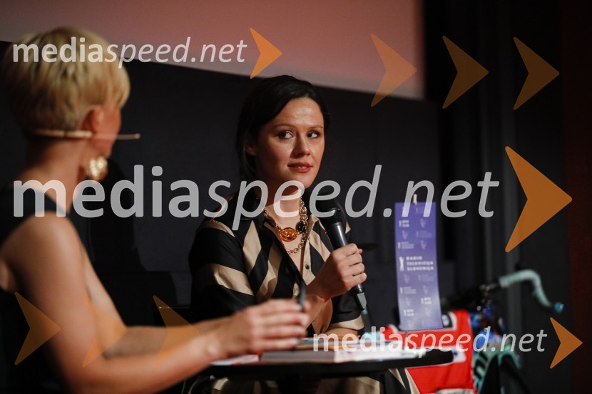  Katarina Braniselj, voditeljica, Planet 18;  Lora Klinc, dekle Primoža RogličaPredpremiera dokumentarnega filma Moja pot na dirko po Franciji in predstavitev knjige Kilometer nič