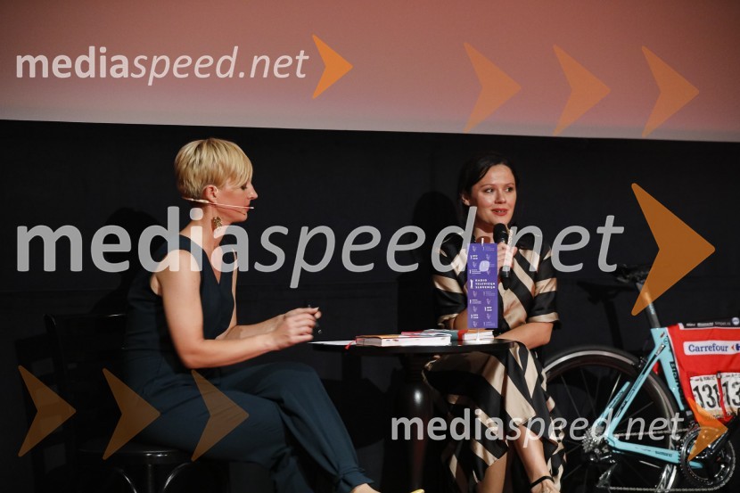  Katarina Braniselj, voditeljica, Planet 18;  Lora Klinc, dekle Primoža RogličaPredpremiera dokumentarnega filma Moja pot na dirko po Franciji in predstavitev knjige Kilometer nič