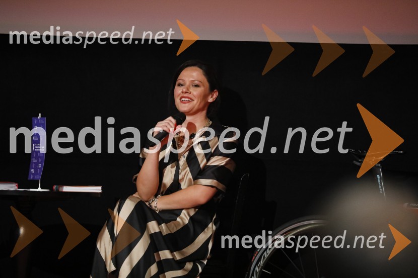  Lora Klinc, dekle Primoža RogličaPredpremiera dokumentarnega filma Moja pot na dirko po Franciji in predstavitev knjige Kilometer nič