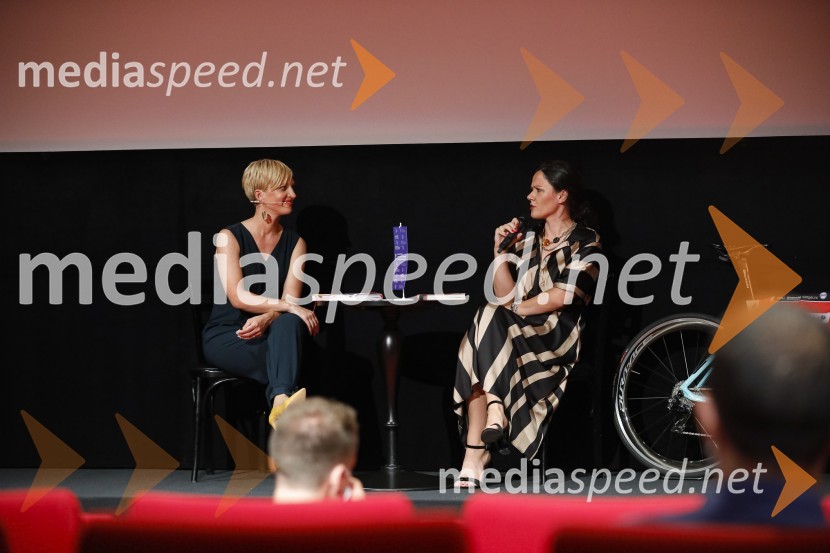  Katarina Braniselj, voditeljica, Planet 18;  Lora Klinc, dekle Primoža RogličaPredpremiera dokumentarnega filma Moja pot na dirko po Franciji in predstavitev knjige Kilometer nič