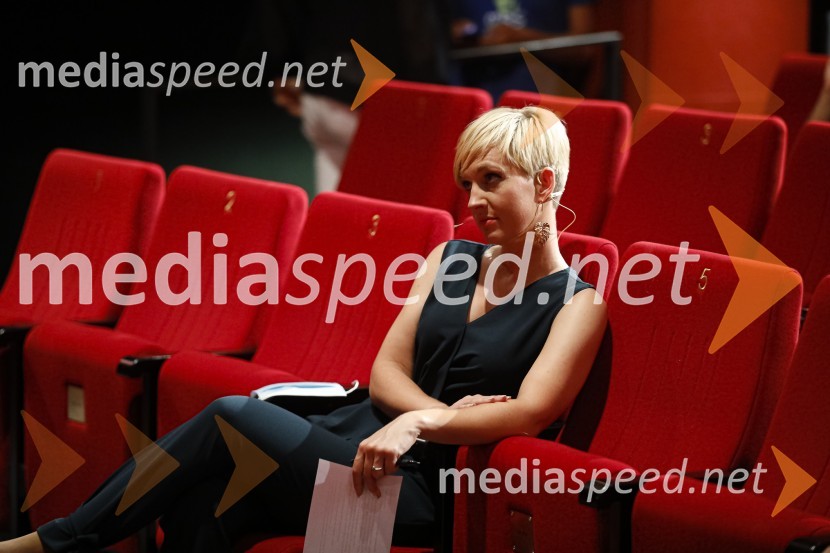  Katarina Braniselj, voditeljica, Planet 18Predpremiera dokumentarnega filma Moja pot na dirko po Franciji in predstavitev knjige Kilometer nič