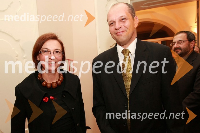 Mirjana Koren, direktorica Pokrajinskega muzeja Maribor in Denis Podgornik, prokurist podjetja ProtectZlata petdeseta, otvoritev razstave Ivo Robić