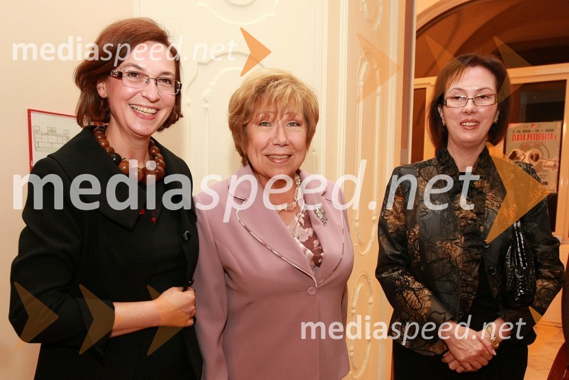 Mirjana Koren, direktorica Pokrajinskega muzeja Maribor, Lidija Kodrič, pevka in Tatjana Čačič, prevajalkaZlata petdeseta, otvoritev razstave Ivo Robić