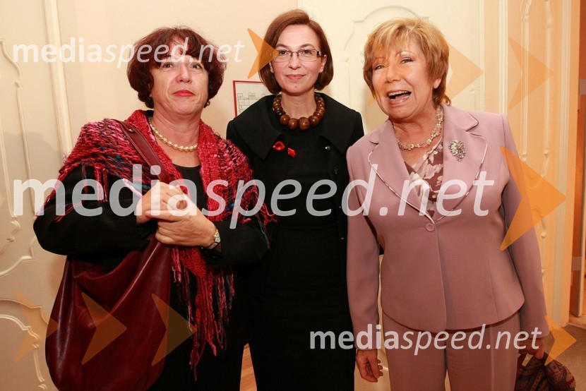 Nada Ravter, novinarka, Mirjana Koren, direktorica Pokrajinskega muzeja Maribor in Lidija Kodrič, pevkaZlata petdeseta, otvoritev razstave Ivo Robić
