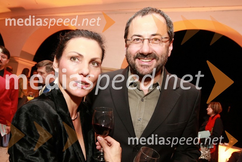 Sabina Hobacher, lastnica PR Plus in dr. József Györkös, mestni svetnik MOMZlata petdeseta, otvoritev razstave Ivo Robić