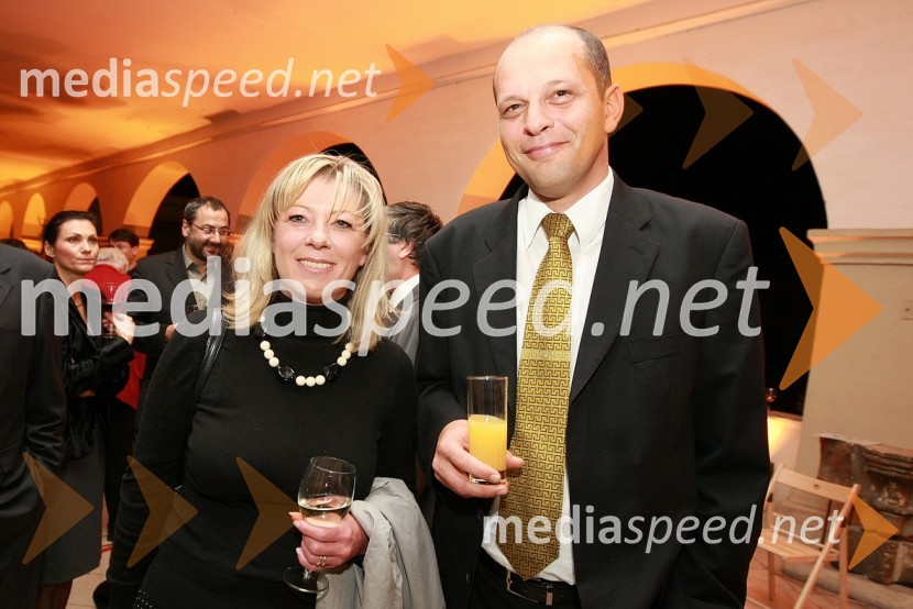 Tatjana Mileta, direktorica GIZ-a in mestna svetnica MOM-a in Denis Podgornik, prokurist podjetja ProtectZlata petdeseta, otvoritev razstave Ivo Robić