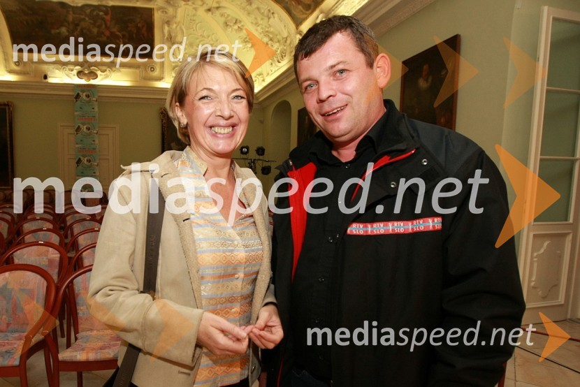 Brigita Pavlič, vodja Koncertne poslovalnice Narodnega doma Maribor in Smiljan Greif, glasbeni producentZlata petdeseta, otvoritev razstave Ivo Robić