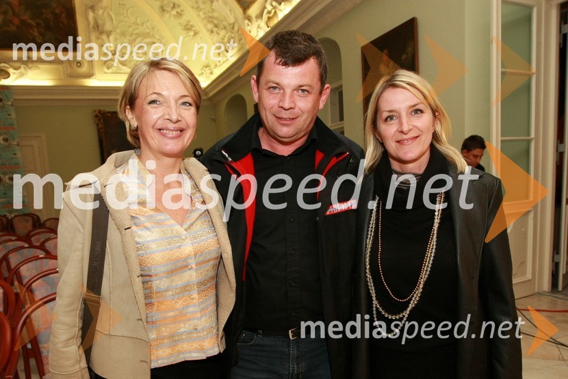 Brigita Pavlič, vodja Koncertne poslovalnice Narodnega doma Maribor, Smiljan Greif, glasbeni producent in Branka Breznik, producentka RTSZlata petdeseta, otvoritev razstave Ivo Robić