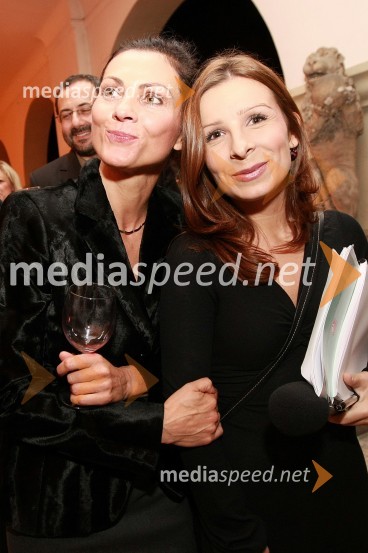 Sabina Hobacher, lastnica PR Plus in Jana Ujčič, novinarka in voditeljica RTSZlata petdeseta, otvoritev razstave Ivo Robić