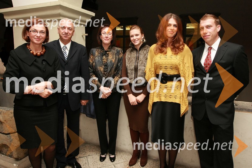 Mirjana Koren, direktorica Pokrajinskega muzeja Maribor, ..., Tatjana Čačič, prevajalka, Ana Čačič, študentka, Emina Koren, študentka in Uroš Žerak, prevajalecZlata petdeseta, otvoritev razstave Ivo Robić