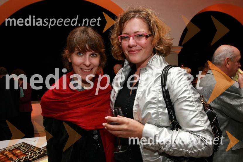 Petra Skok, novinarka Radia Maribor in Mojca Muršič, novinarka Radia MariborZlata petdeseta, otvoritev razstave Ivo Robić