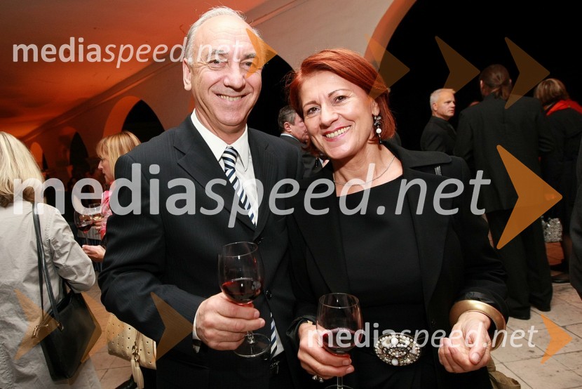 Janez Ujčič, generalni direktor RTS in mestni svetnik MOM in Sonja Stangelj, kolekcionarkaZlata petdeseta, otvoritev razstave Ivo Robić