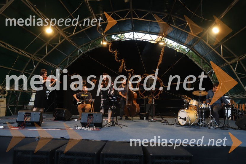  Doris Šegula, violinistka;  Gregor Stermecki, urednik, Radio Maribor;  Maja Pihler Stermecki-Bilbi, glasbenica;  ... ;  Jože Zadravec, bobnar, Jazz ladiesBilbi, Vlado Kreslin in sredino dogajanje, Festival Lent 2020