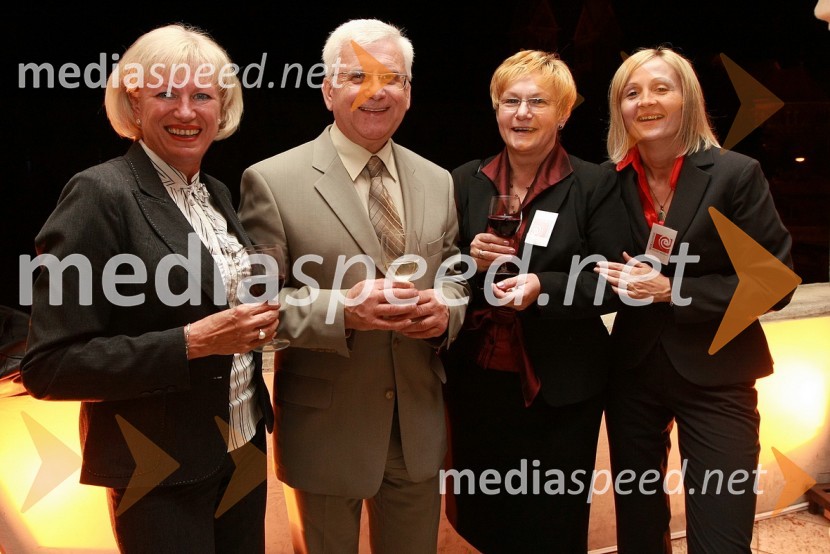 Danila Robič in Sonja Mohorko, Pokrajinski muzej Maribor s prijateljemaZlata petdeseta, otvoritev razstave Ivo Robić