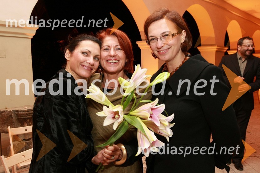 Sabina Hobacher, lastnica PR Plus, Sonja Štangelj, kolekcionarka in Mirjana Koren, direktorica Pokrajinskega muzeja MariborZlata petdeseta, otvoritev razstave Ivo Robić