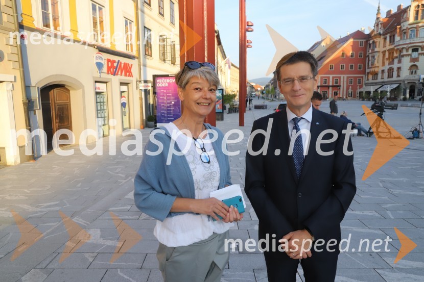  Eva Stavbar, novinarka, urednica RTV SLO; prof. dr. Zdravko Kačič, rektor Univerze v MariboruZadnja poletna oddaja Dobro jutro iz mariborskega studia RTV SLO
