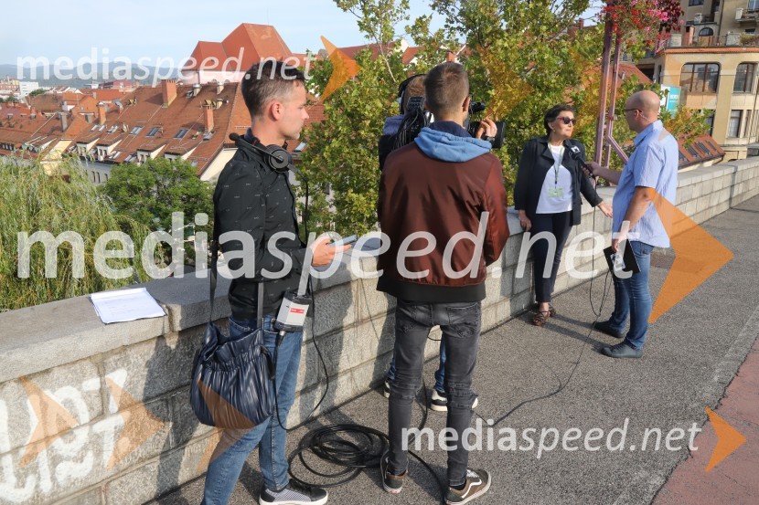  Andrej Geržina, TV voditelj;  ... ;  Lenka Molek;  Matej  Korošec, novinarZadnja poletna oddaja Dobro jutro iz mariborskega studia RTV SLO