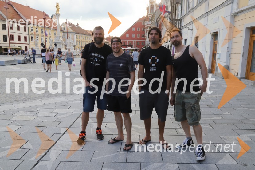  Erik Makuc-Slavc, bas kitara, skupina Elvis Jackson;  Marko Soršak-Soki, bobnar, skupina Elvis Jackson;  David  Kovšca – Buda, pevec skupine Elvis Jackson;  Boštjan  Beltram - Berto, kitarist, skupina Elvis Jackson2B band, Elvis Jackson in sobotno dogajanje, Festival Lent 2020