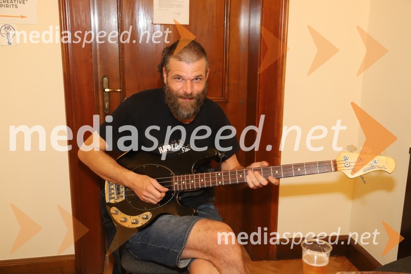  Erik Makuc-Slavc, bas kitara, skupina Elvis Jackson2B band, Elvis Jackson in sobotno dogajanje, Festival Lent 2020