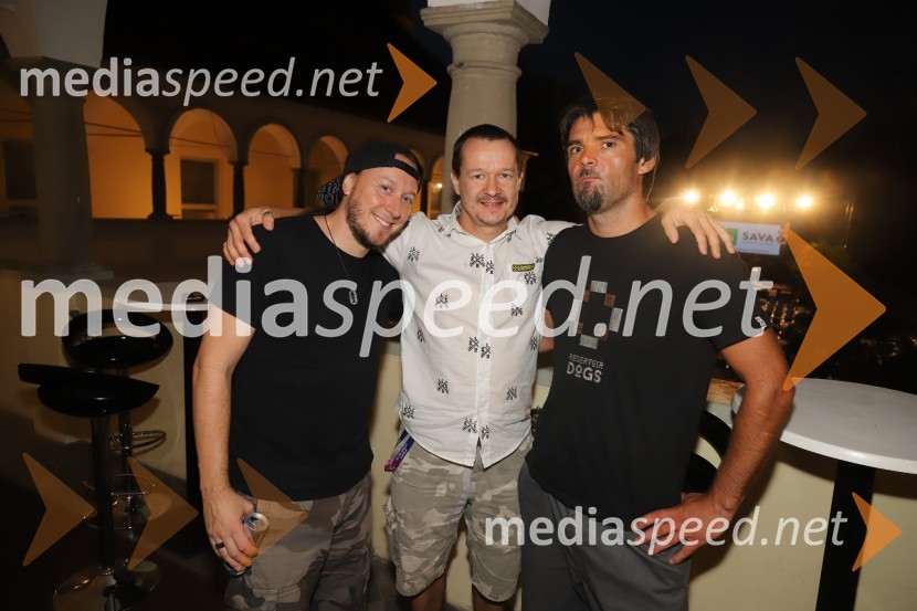  Marko Soršak-Soki, bobnar, skupina Elvis Jackson;  Andrej  Težak-Tešky, stand-up komik, manager, producent, tekač na dolge proge in dobrodelnež;  David  Kovšca – Buda, pevec skupine Elvis Jackson2B band, Elvis Jackson in sobotno dogajanje, Festival Lent 2020