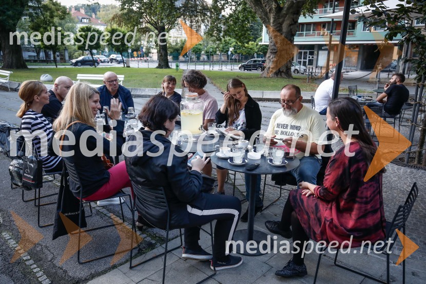  Aida Kurtovič, Val 202 - RTV SLO;  Armando  Šturman, kitarist, glasbeni urednik Radia Koper;  Meta Česnik, novinarka, Kultura - TV SLO;  Tomaž Purkart, Val 202 ;  Teja Pelko, novinarka, Svet24;  Jolanda Fele, Val 202;  Jure Longyka, moderator;  Teja Klobčar, Radio Prvi - RTV SLO;  Zdenko Matoz, Delo;  Severa Gjurin, glasbenicaSevera Gjurin izdala nov album Ali je še kaj prostora?