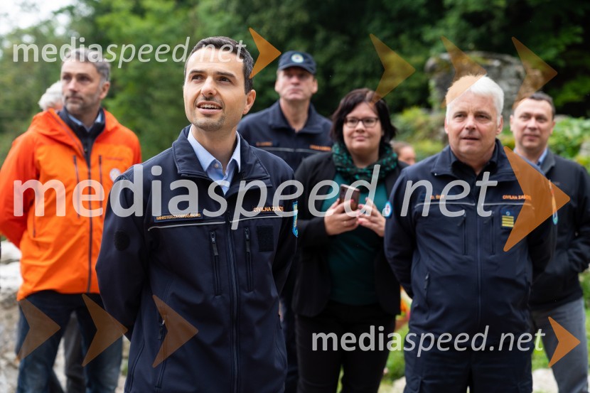  ... ;  Matej Tonin, podpredsednik vlade in minister za obrambo;  ... ;  ... ;  ... ;  ... Vaja reševanja v gorah s pomočjo helikopterja