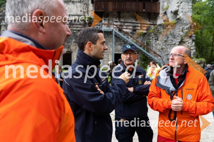  ... ;  Matej Tonin, podpredsednik vlade in minister za obrambo;  ... ;  ... Vaja reševanja v gorah s pomočjo helikopterja