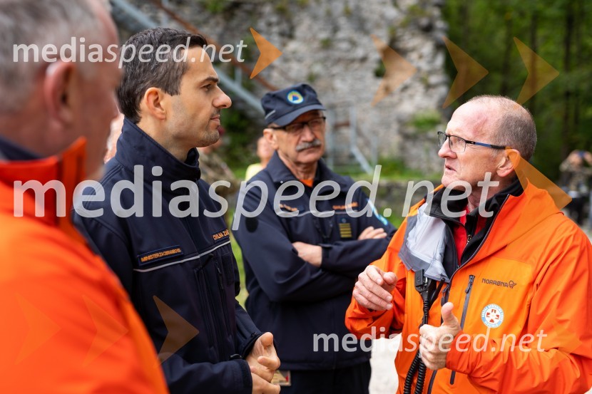  Matej Tonin, podpredsednik vlade in minister za obrambo;  ... ;  ... Vaja reševanja v gorah s pomočjo helikopterja