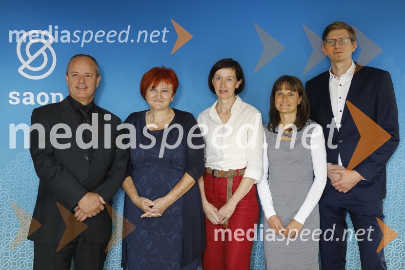  Edo Cof, direktor, Opal informatika d.o.o.;  ... ;  Petra Šinigoj, direktorica, SAOP, d. o. o.;  ... ;  ... Podpis pogodbe med direktorjema SAOP d.o.o. in Opal informatika d.o.o.