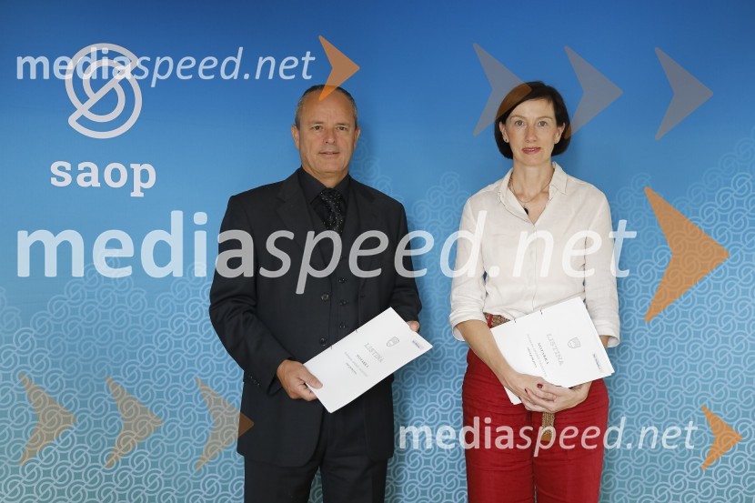  Edo Cof, direktor, Opal informatika d.o.o.;  Petra Šinigoj, direktorica, SAOP, d. o. o.Podpis pogodbe med direktorjema SAOP d.o.o. in Opal informatika d.o.o.