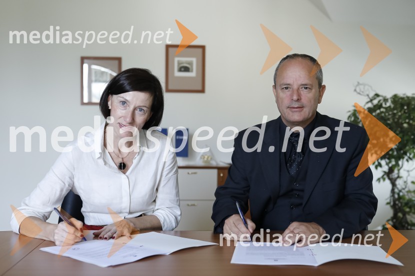  Petra Šinigoj, direktorica, SAOP, d. o. o.;  Edo Cof, direktor, Opal informatika d.o.o.Podpis pogodbe med direktorjema SAOP d.o.o. in Opal informatika d.o.o.