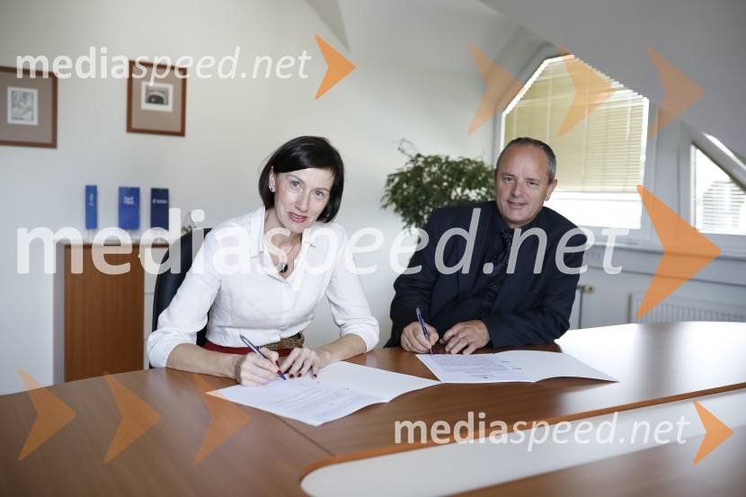  Petra Šinigoj, direktorica, SAOP, d. o. o.;  Edo Cof, direktor, Opal informatika d.o.o.Podpis pogodbe med direktorjema SAOP d.o.o. in Opal informatika d.o.o.