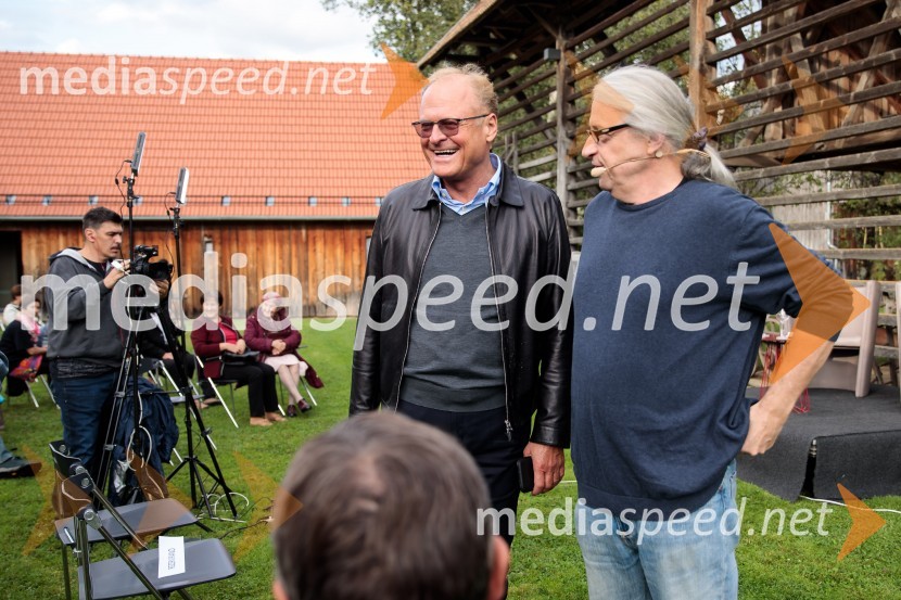  Janez  Škrabec, direktor Riko d.o.o., predsednik Slovensko-ruskega poslovnega sveta, častni konzul Belorusije; mag. Marcel Štefančič ml., filmski kritik, publicist in TV voditeljMarcel Štefančič in Boštjan Videmšek, pogovor na Škrabčevi domačiji