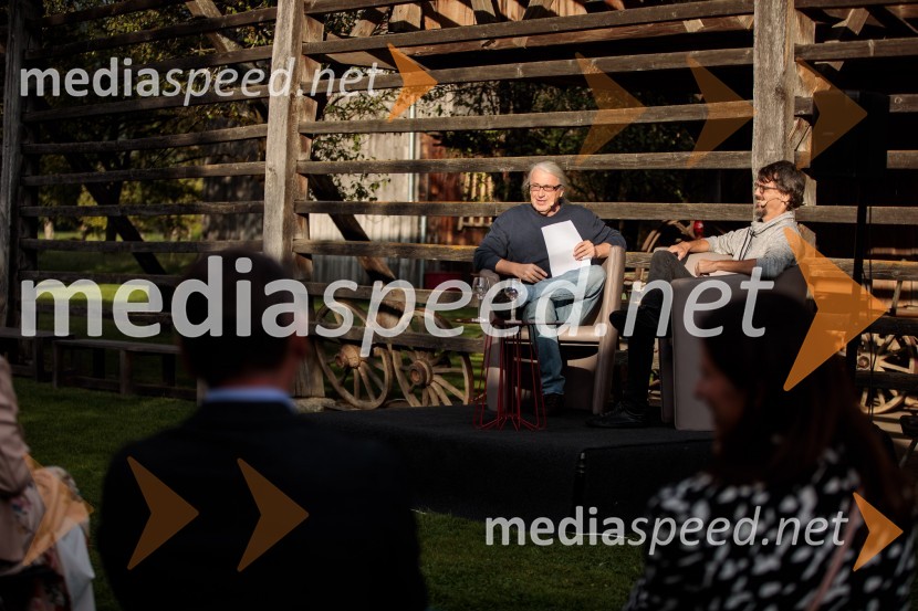 mag. Marcel Štefančič ml., filmski kritik, publicist in TV voditelj;  Boštjan  Videmšek, avtor besedila, novinar, vojni poročevalec, prejemnik nagrade za Delovega novinarja leta 2016Marcel Štefančič in Boštjan Videmšek, pogovor na Škrabčevi domačiji