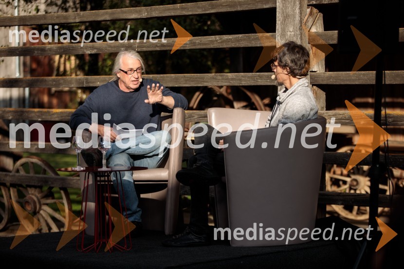 mag. Marcel Štefančič ml., filmski kritik, publicist in TV voditelj;  Boštjan  Videmšek, avtor besedila, novinar, vojni poročevalec, prejemnik nagrade za Delovega novinarja leta 2016Marcel Štefančič in Boštjan Videmšek, pogovor na Škrabčevi domačiji