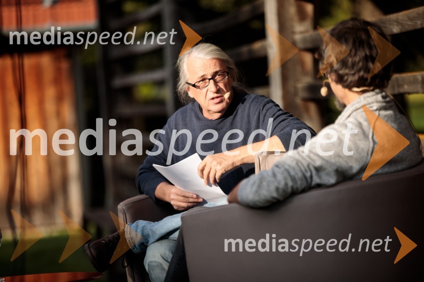 mag. Marcel Štefančič ml., filmski kritik, publicist in TV voditelj;  Boštjan  Videmšek, avtor besedila, novinar, vojni poročevalec, prejemnik nagrade za Delovega novinarja leta 2016Marcel Štefančič in Boštjan Videmšek, pogovor na Škrabčevi domačiji