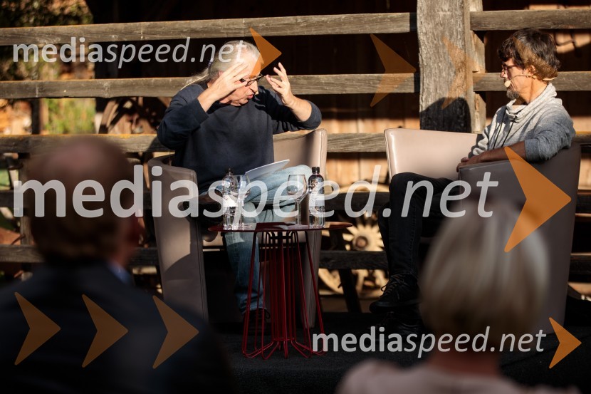 mag. Marcel Štefančič ml., filmski kritik, publicist in TV voditelj;  Boštjan  Videmšek, avtor besedila, novinar, vojni poročevalec, prejemnik nagrade za Delovega novinarja leta 2016Marcel Štefančič in Boštjan Videmšek, pogovor na Škrabčevi domačiji