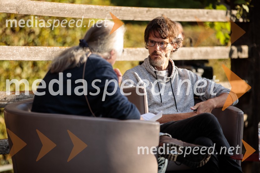 mag. Marcel Štefančič ml., filmski kritik, publicist in TV voditelj;  Boštjan  Videmšek, avtor besedila, novinar, vojni poročevalec, prejemnik nagrade za Delovega novinarja leta 2016Marcel Štefančič in Boštjan Videmšek, pogovor na Škrabčevi domačiji