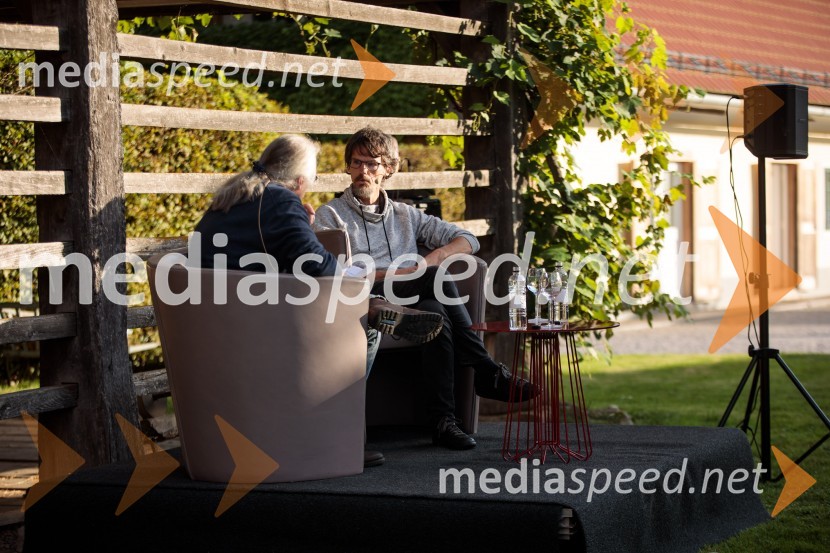 mag. Marcel Štefančič ml., filmski kritik, publicist in TV voditelj;  Boštjan  Videmšek, avtor besedila, novinar, vojni poročevalec, prejemnik nagrade za Delovega novinarja leta 2016Marcel Štefančič in Boštjan Videmšek, pogovor na Škrabčevi domačiji